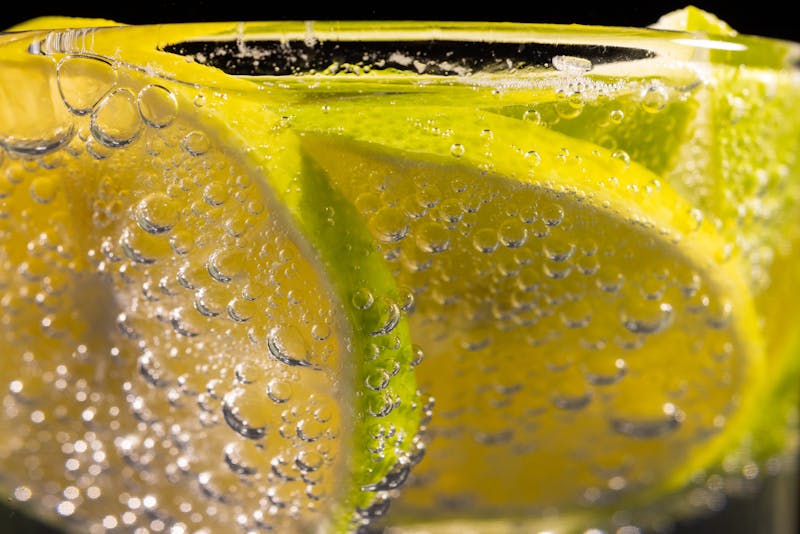 Sparkling mineral water with ice and lemon
